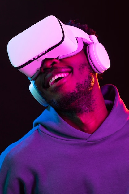 Foto gratuita retrato joven afroamericano con gafas vr