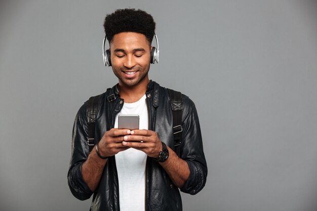 Retrato de un joven afroamericano sonriente