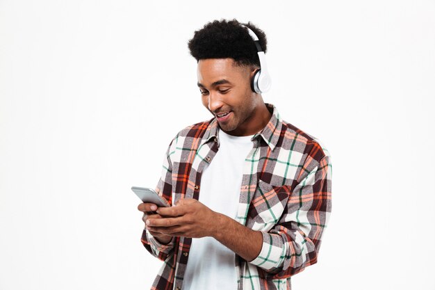 Retrato de un joven afroamericano sonriente