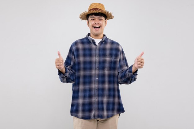 Retrato de joven agricultor asiático pulgar arriba señal de mano Granjero inteligente sobre fondo blanco aislado