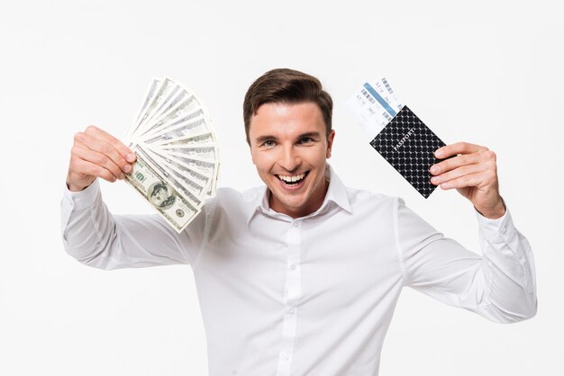 Retrato de un joven alegre en camisa blanca mostrando