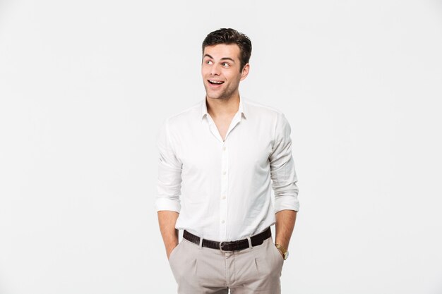 Retrato de un joven alegre en camisa blanca