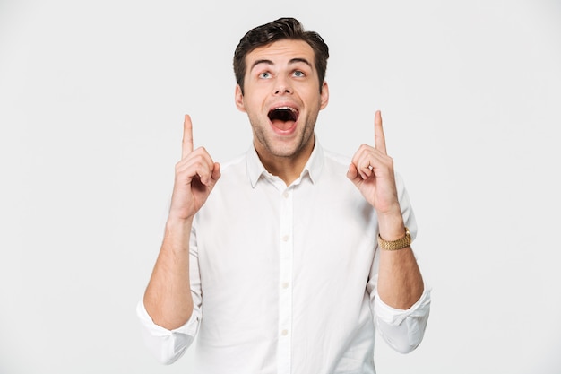 Retrato de un joven alegre en camisa blanca