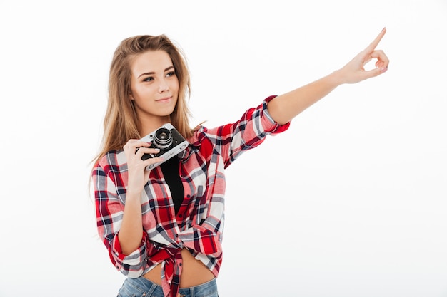 Retrato de una joven alegre en camisa a cuadros