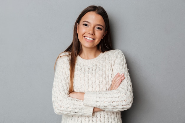 Retrato de una joven alegre en suéter