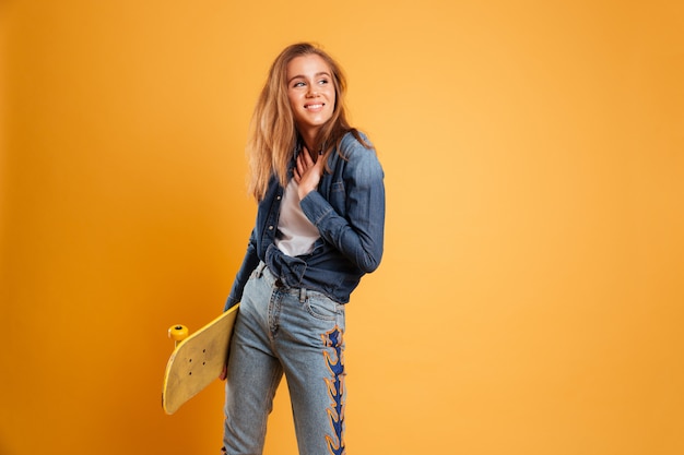 Foto gratuita retrato de una joven alegre