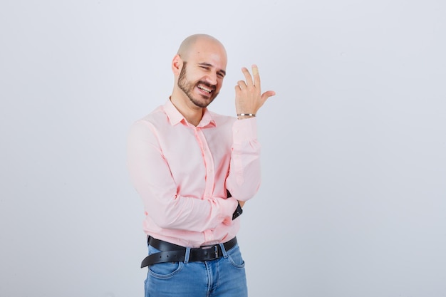 Foto gratuita retrato de un joven alegre