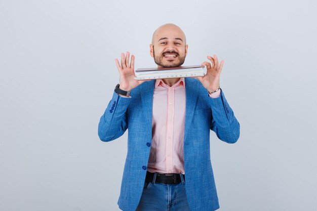 Foto gratuita retrato de un joven alegre