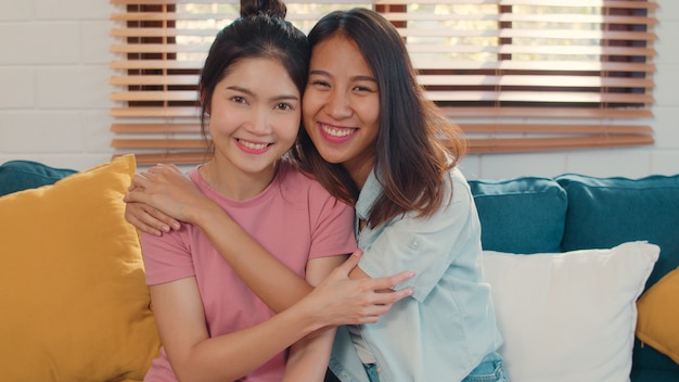 Retrato joven Asia lesbianas lgbtq mujeres pareja sentirse feliz sonriendo en casa.