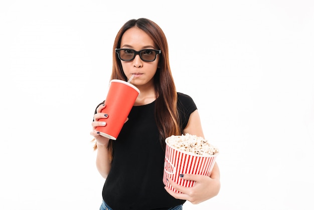 Retrato de una joven asiática en gafas 3d