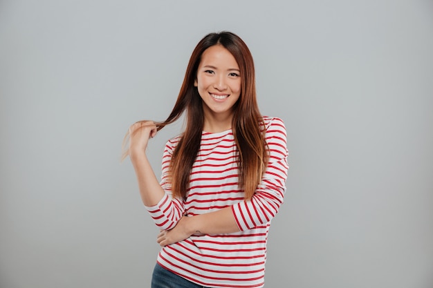 Retrato de una joven asiática juguetona coqueteando