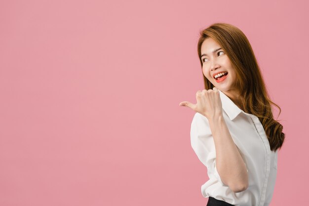 Retrato de joven asiática sonriendo con expresión alegre