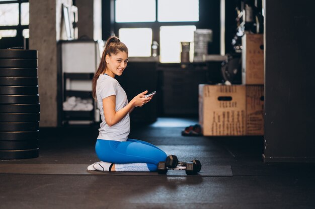 Retrato de joven atractiva haciendo ejercicios de yoga o pilates