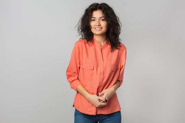 Retrato de joven atractiva mujer latina en camisa naranja