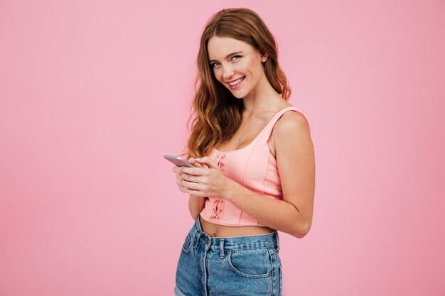 Retrato de una joven atractiva en ropa de verano