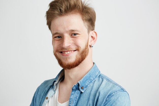 Retrato de joven atractivo sincero sonriendo.