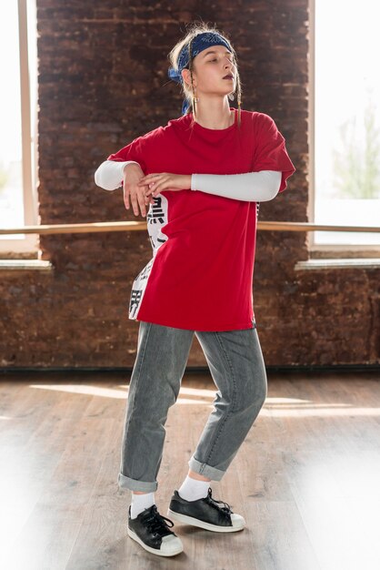 Retrato de una joven bailando en el estudio