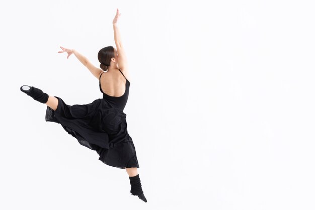 Retrato de joven bailarina con espacio de copia