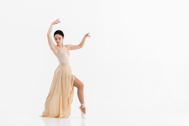 Foto gratuita retrato de joven bailarina realizando ballet