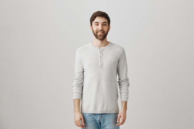 Retrato de un joven barbudo con una blusa blanca