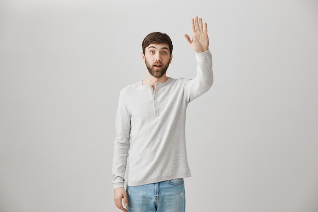 Retrato de un joven barbudo con una blusa blanca