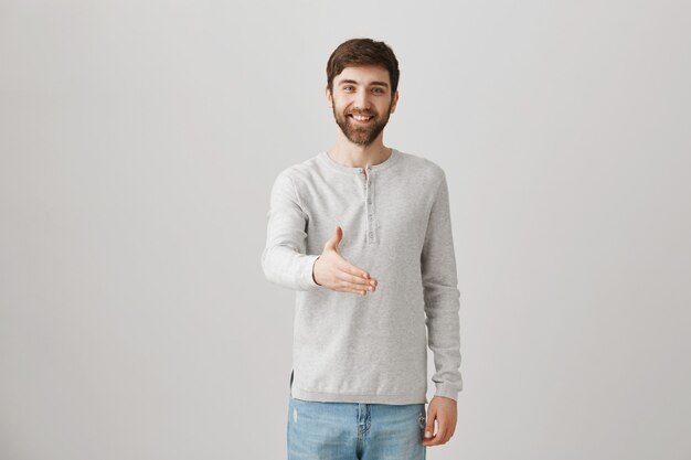 Retrato de un joven barbudo con una blusa blanca