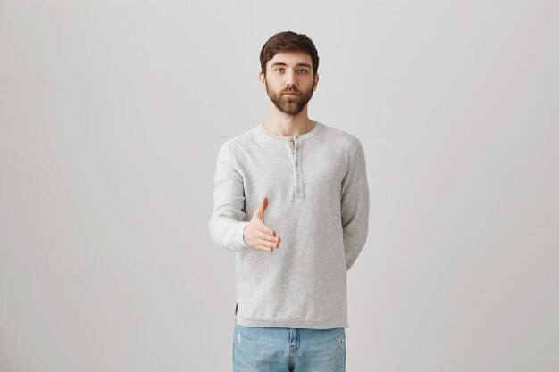 Retrato de un joven barbudo con una blusa blanca