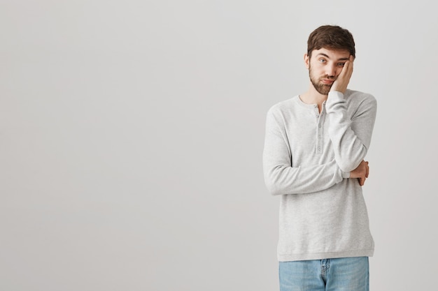 Retrato de un joven barbudo con una blusa blanca