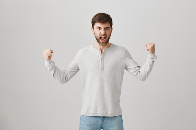 Retrato de un joven barbudo con una blusa blanca