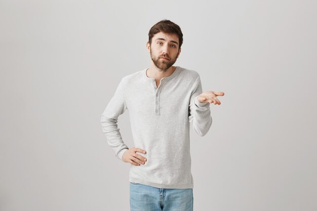 Retrato de un joven barbudo con una blusa blanca