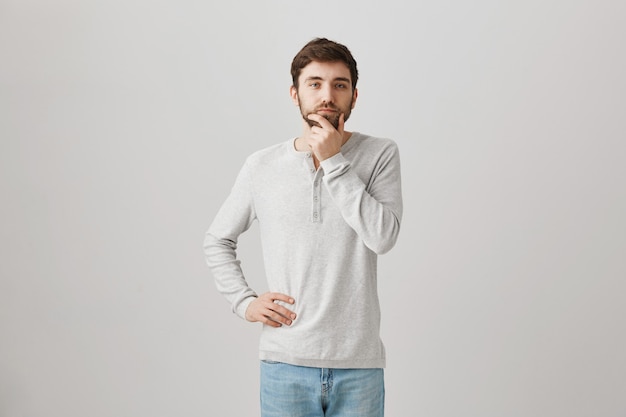 Retrato de un joven barbudo con una blusa blanca