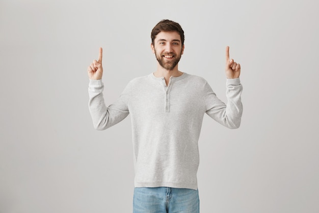 Foto gratuita retrato de un joven barbudo con una blusa blanca