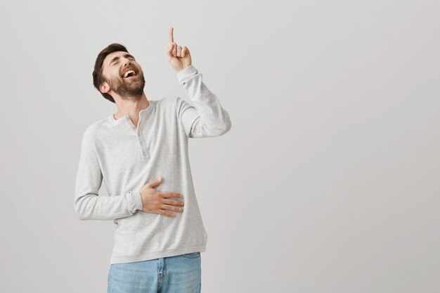 Retrato de un joven barbudo con una blusa blanca