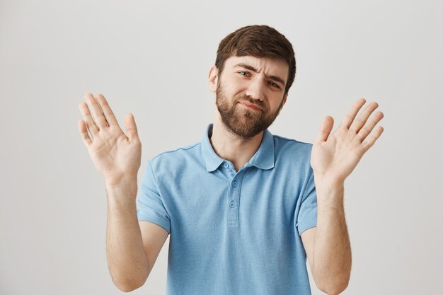 Retrato de un joven barbudo con camiseta azul