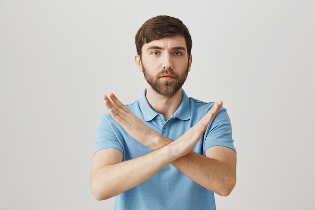 Retrato de un joven barbudo con camiseta azul