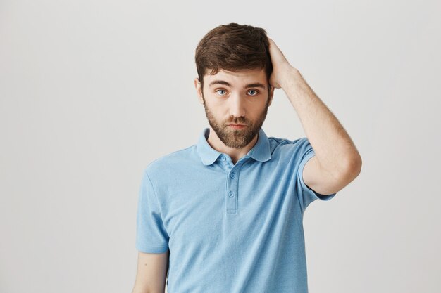 Retrato de un joven barbudo con camiseta azul