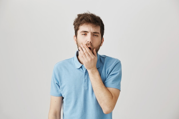 Retrato de un joven barbudo con camiseta azul