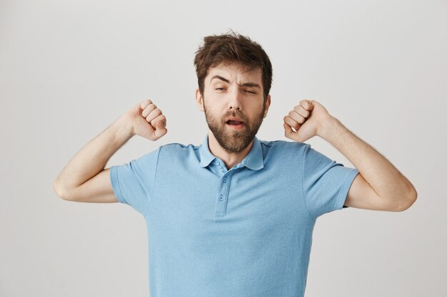 Retrato de un joven barbudo con camiseta azul