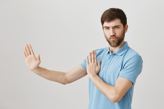 Retrato de un joven barbudo con camiseta azul