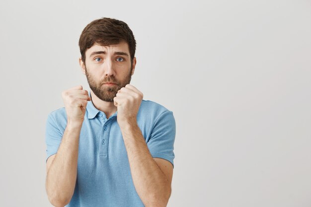 Retrato de un joven barbudo con camiseta azul