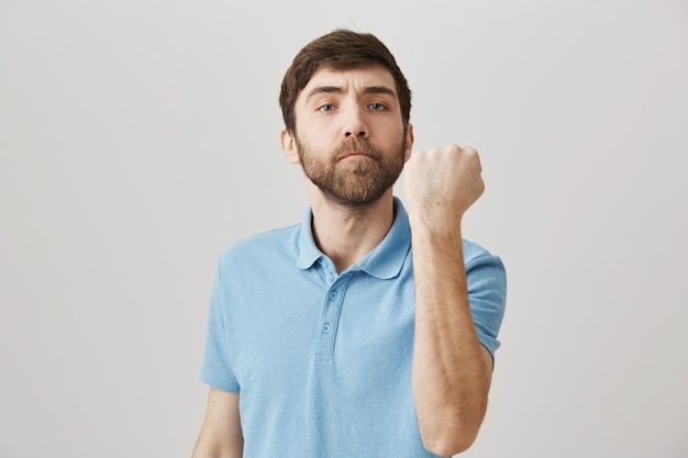 Retrato de un joven barbudo con camiseta azul