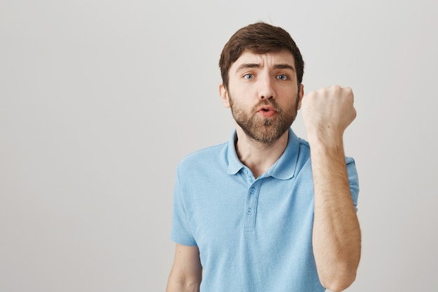 Retrato de un joven barbudo con camiseta azul