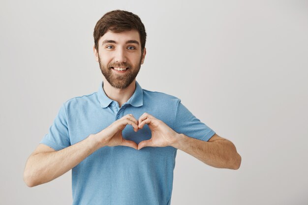 Retrato de un joven barbudo con camiseta azul