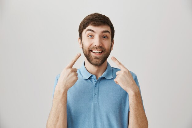 Retrato de un joven barbudo con camiseta azul