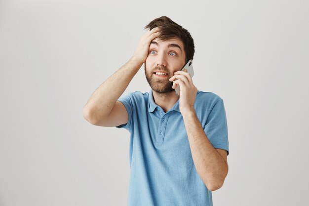 Retrato de un joven barbudo con camiseta azul