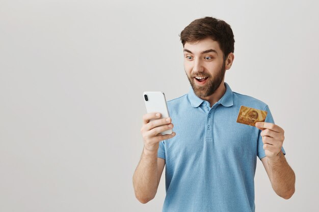 Retrato de un joven barbudo con camiseta azul