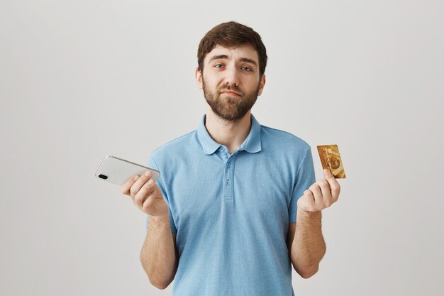 Retrato de un joven barbudo con camiseta azul