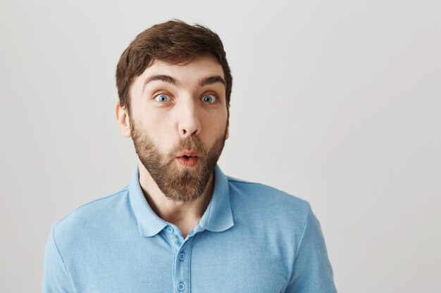 Retrato de un joven barbudo con camiseta azul