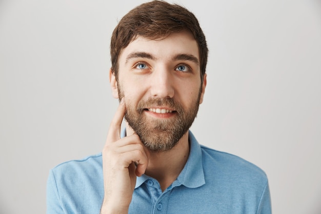 Retrato de un joven barbudo con camiseta azul