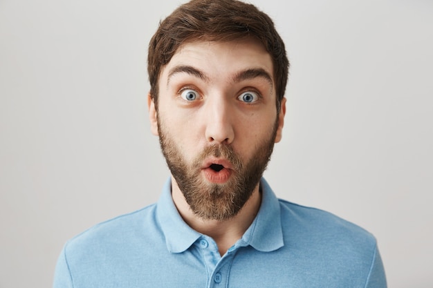 Retrato de un joven barbudo con camiseta azul